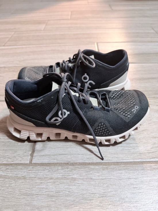 ON Shoes - ON Cloud X - size 6.5 Womens